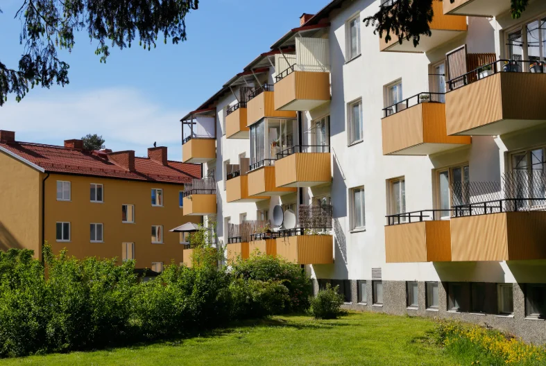 Trädgård utanför lägenheter