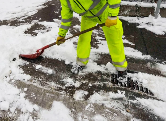 phm medarbetare utför snöskottning