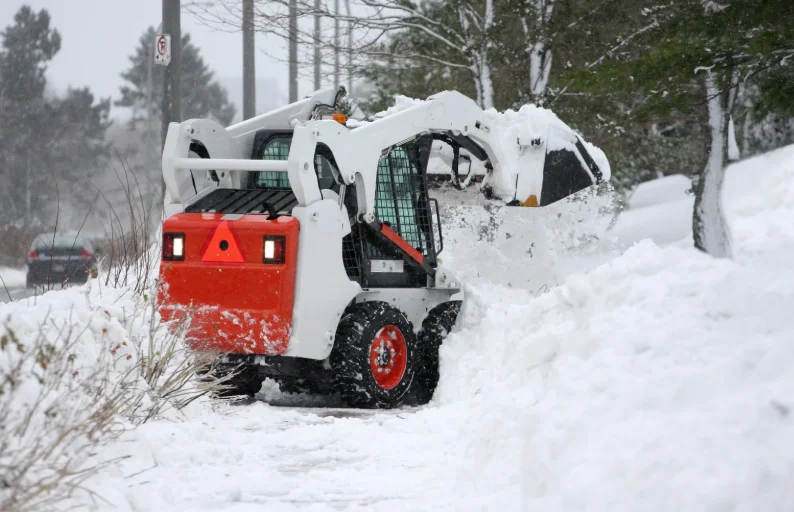 traktor plogar bort snö