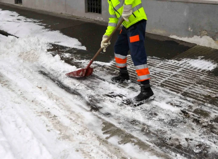 medarbetare skottar snö i järfälla